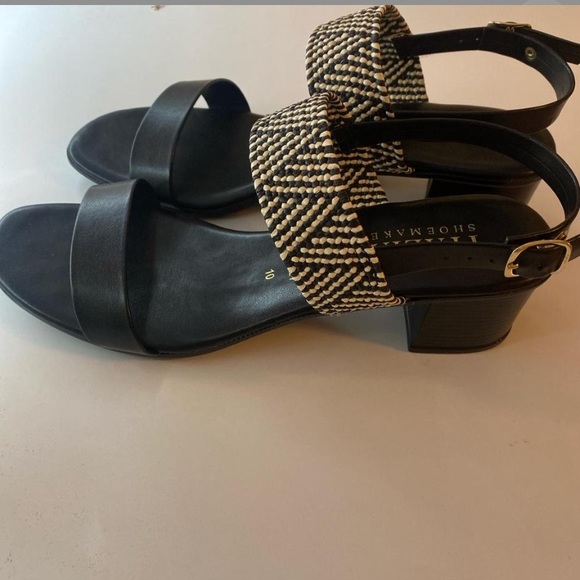 BEAUTIFUL ITALIAN HEELED SANDALS! WOMENS SIZE 10 - Picture 2 of 2